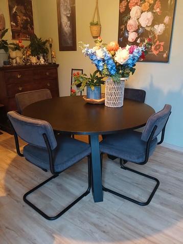 Ronde zwarte eettafel/ Industriële, hotel Chique. beschikbaar voor biedingen