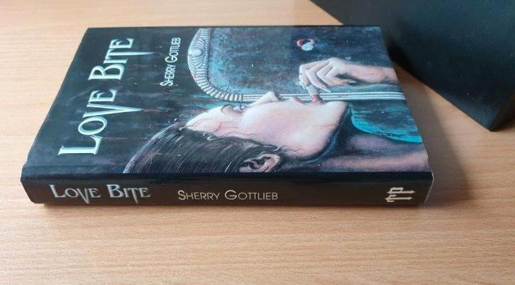 Sherry Gottlieb - Love Bite (HC + omslag, in slipcase), Boeken, Fantasy, Gelezen, Ophalen of Verzenden