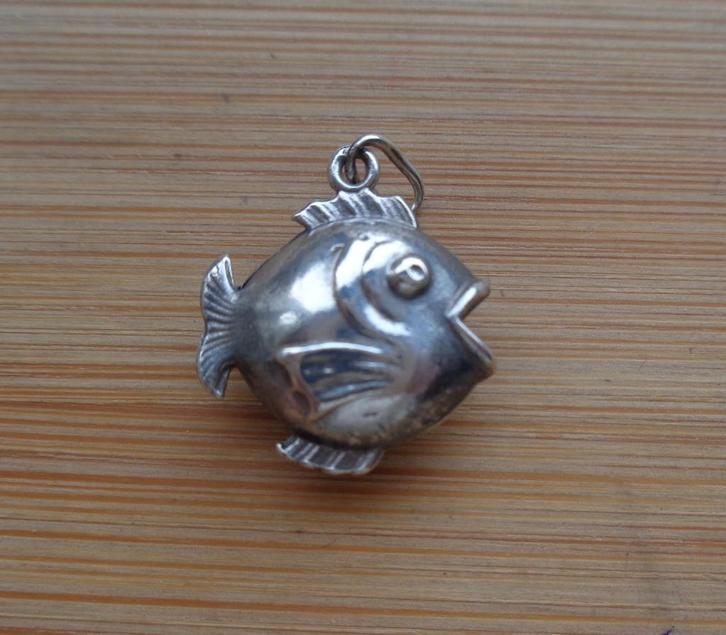 zilveren vintage bedel vis [341], Sieraden, Tassen en Uiterlijk, Bedels, Zo goed als nieuw, Overige merken, Zilver, 1 bedel, Verzenden