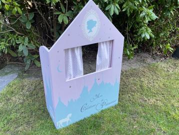 Poppenkast met poppen beschikbaar voor biedingen