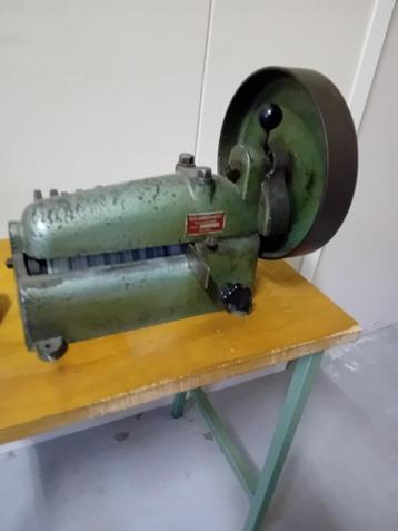 Snijmachine voor stroken leer of kunststof beschikbaar voor biedingen