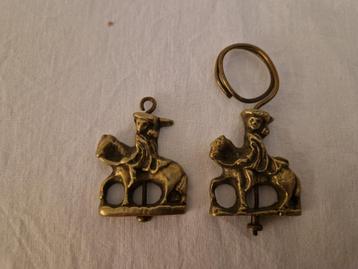 2 bronzen slingers van een Zaanse klok #116 beschikbaar voor biedingen