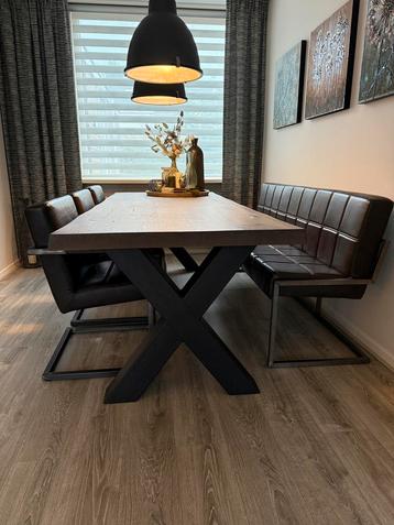 Eetkamertafel beschikbaar voor biedingen