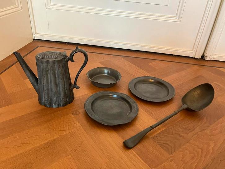 Engels tin: theepot verzilverd, 2 bordjes, schaaltje, lepel, Antiek en Kunst, Antiek | Tin, Ophalen of Verzenden