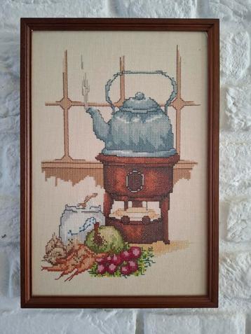 Ingelijst, geborduurd stilleven ketel op kachel. 31x21 cm. beschikbaar voor biedingen