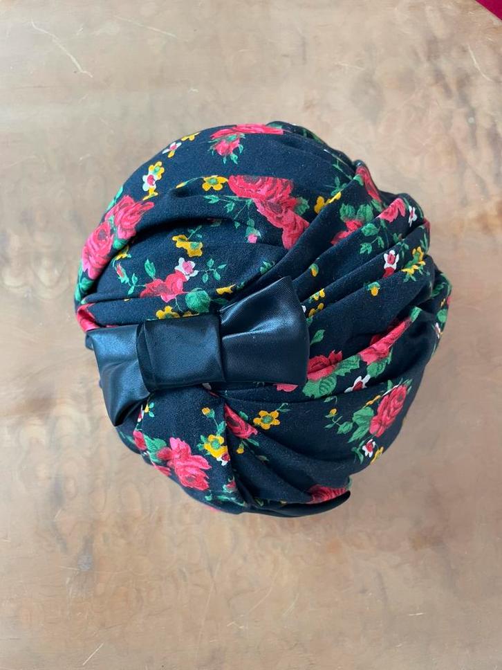 Fris leuk dameshoedje uit ca 1950 in zeer goede staat., Kleding | Dames, Hoeden en Petten, Zo goed als nieuw, Ophalen of Verzenden