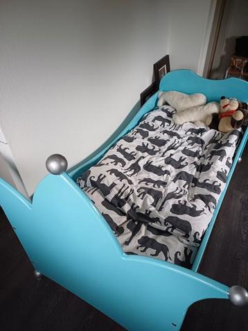Kinderbed met matras en dekbed beschikbaar voor biedingen