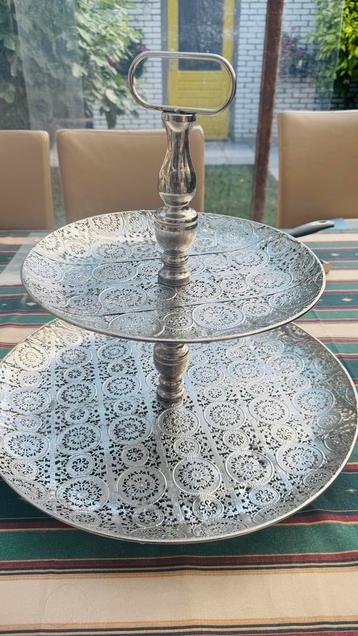 T.K.mooie grote etalage met twee lagjes,met paar onzichbaar. beschikbaar voor biedingen