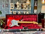 2020 Fender Stratocaster ’55 CS RELIC CAR Candy Apple Red, Muziek en Instrumenten, Snaarinstrumenten | Gitaren | Elektrisch, Fender