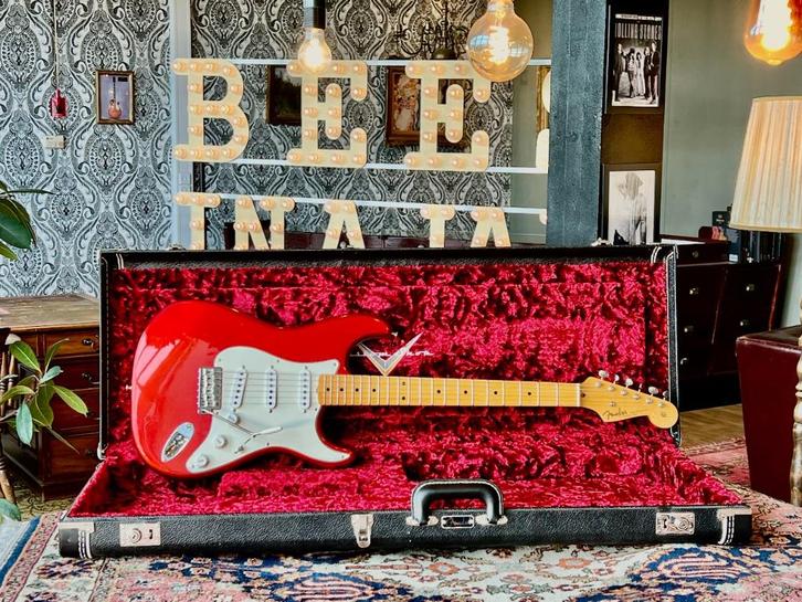 2020 Fender Stratocaster ’55 CS RELIC CAR Candy Apple Red, Muziek en Instrumenten, Snaarinstrumenten | Gitaren | Elektrisch, Zo goed als nieuw