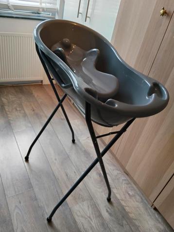 MamaLoes Grijs Bad met Standaard & Zitje beschikbaar voor biedingen