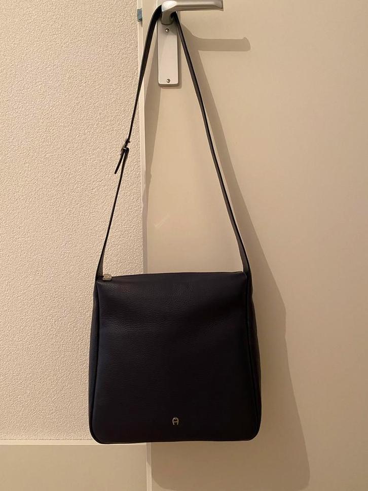AIGNER TAS, Sieraden, Tassen en Uiterlijk, Tassen | Schoudertassen, Nieuw, Overige merken, Blauw, Leer, Ophalen of Verzenden