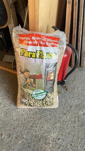 Houtpellets  5 euro per zak  beschikbaar voor biedingen