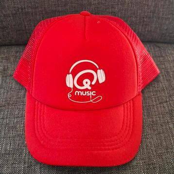 Qmusic pet rood (nooit gebruikt) beschikbaar voor biedingen