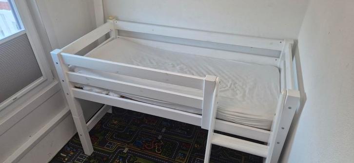 Witte Hoogslaper - Ideaal voor kleine kamers!, Kinderen en Baby's, Kinderkamer | Stapelbedden en Hoogslapers, Zo goed als nieuw