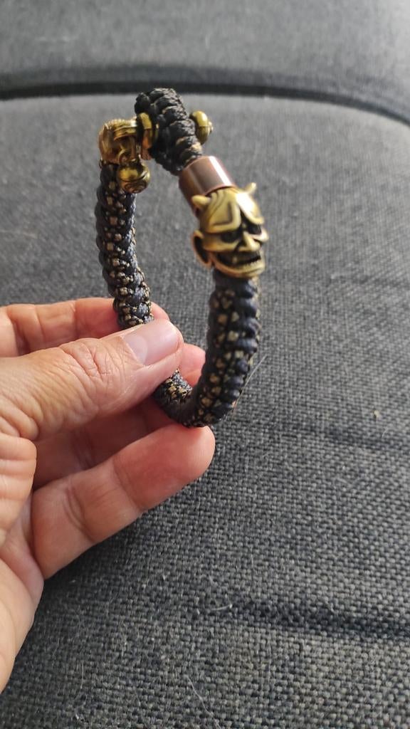 Zwarte armband met gouden details, Sieraden, Tassen en Uiterlijk, Armbanden, Overige materialen, Gebruikt, Zwart, Ophalen of Verzenden