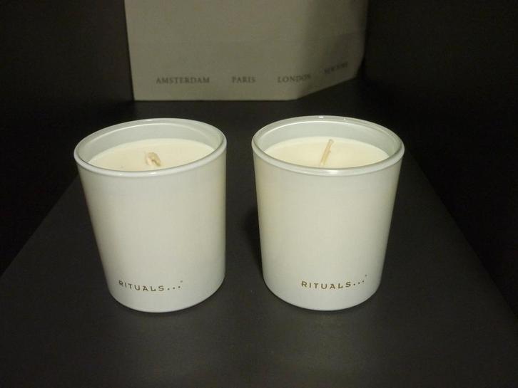 Nieuw 2x Rituals Karma Geurkaars, kaars 140 gr, Huis en Inrichting, Woonaccessoires | Kandelaars en Kaarsen, Nieuw, Minder dan 25 cm