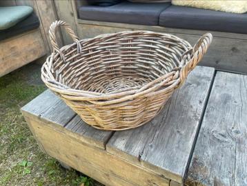 Decoratieve mand /plantenmand beschikbaar voor biedingen