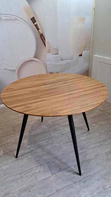 Ronde eettafel beschikbaar voor biedingen