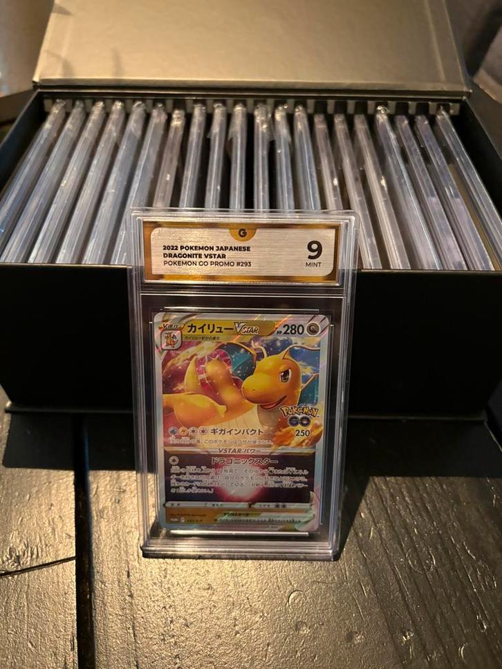 Dragonite v star grade 9, Hobby en Vrije tijd, Verzamelkaartspellen | Pokémon, Zo goed als nieuw, Meerdere kaarten, Foil, Ophalen of Verzenden
