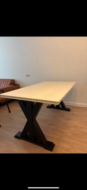 Eettafel te koop beschikbaar voor biedingen