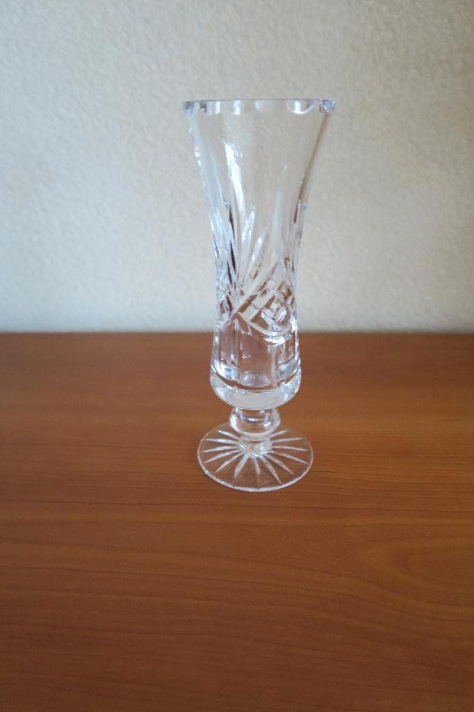 Smal kristallen vaasje met gedetailleerde gravure, Huis en Inrichting, Woonaccessoires | Vazen, Zo goed als nieuw, Overige kleuren