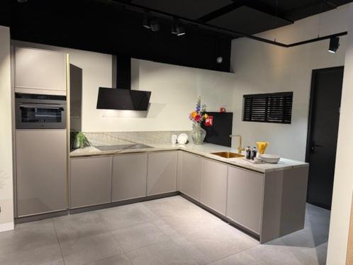 Luxe grijze hoekkeuken met kwartsiet blad, Huis en Inrichting, Keuken | Complete keukens, Nieuw, Hoekkeuken, Grijs, Graniet of Steen