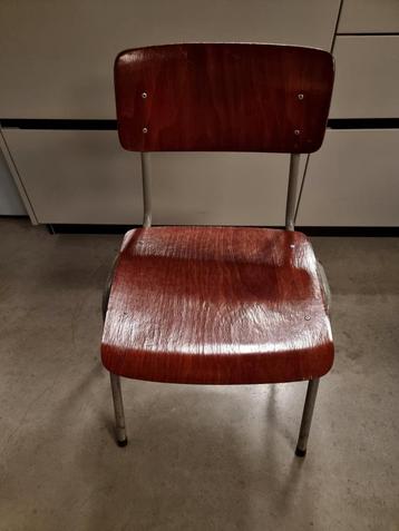 2 gratis kapotte schoolstoelen  beschikbaar voor biedingen