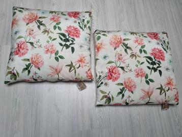 Kussen  bloemprint  2x nieuw incl binnenkussen 2 voor € 6,- beschikbaar voor biedingen