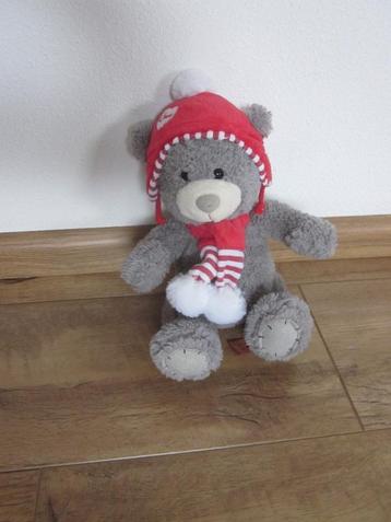 Gamble Pleasure grijs pluche beer knuffel rood-witte muts +  beschikbaar voor biedingen