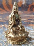 Mooi Oosters brons Guan Yin beeldje op een lotus 6,2 cm., Ophalen of Verzenden