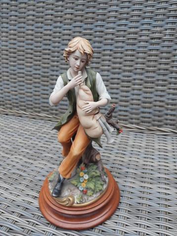 Porselijnen doedelzak speler op houten sokkel  beschikbaar voor biedingen