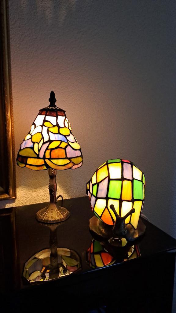 Twee Tiffany Stijl Tafellampjes, Huis en Inrichting, Lampen | Hanglampen, Gebruikt, Minder dan 50 cm, Glas, Ophalen of Verzenden