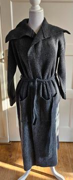 Grijze gebreid vest met ceintuur - Maat S, Ophalen of Verzenden, Zo goed als nieuw, Maat 36 (S), Grijs