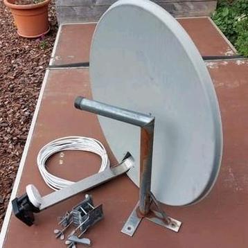 Schotel met 2 koppen en ophangbeugel, incl. kabel beschikbaar voor biedingen