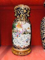 Grote Chinese vaas incl voetstuk (2 beschikbaar), Ophalen, A, A, A