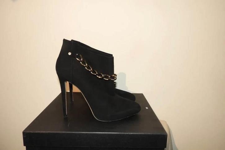 Elisabetta Franchi enkel laarsjes ketting eraan IGST 40, Kleding | Dames, Schoenen, Zo goed als nieuw, Lage of Enkellaarzen, Zwart