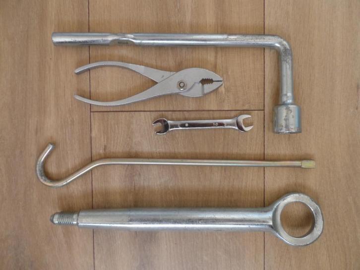 Wielmoersleutel, sleepoog, auto gereedschap, Auto diversen, Autogereedschap, Ophalen of Verzenden