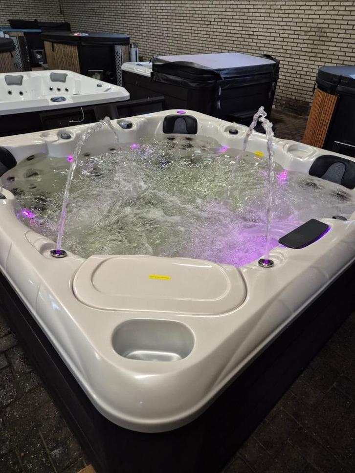 Ultimate 1 de Professionele spa met luxe afwerking, Tuin en Terras, Bubbelbaden en Hottubs, Nieuw, Vast, Filter, Pomp, Trap, Ophalen of Verzenden