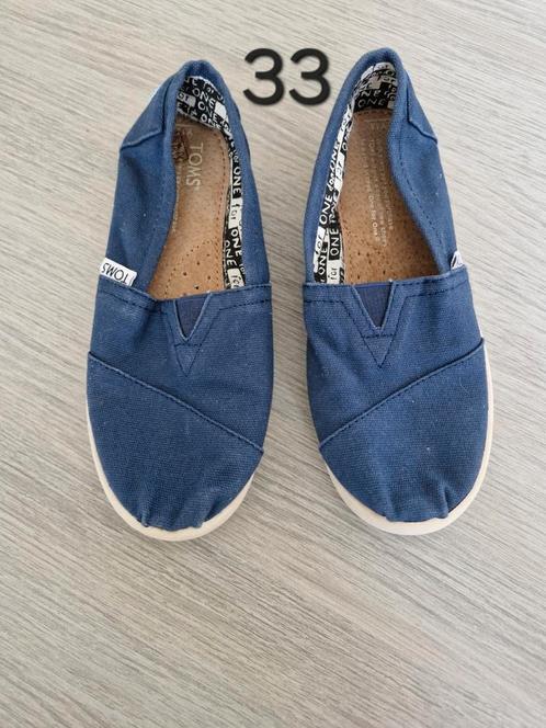 Toms schoenen instappers maat 33 blauw, Kinderen en Baby's, Kinderkleding | Schoenen en Sokken, Zo goed als nieuw, Schoenen, Jongen