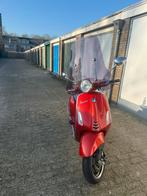 Vespa primavera candy red, Fietsen en Brommers, Ophalen of Verzenden, Zo goed als nieuw, Benzine, Overige modellen