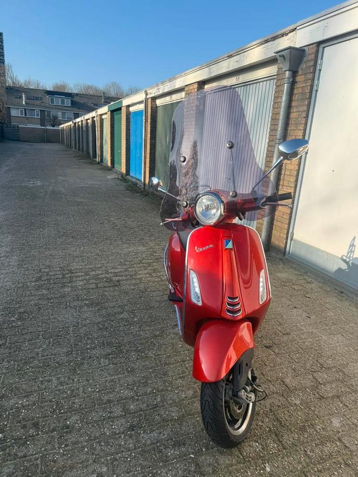 Vespa primavera candy red, Fietsen en Brommers, Scooters | Vespa, Zo goed als nieuw, Overige modellen, Benzine, Ophalen of Verzenden