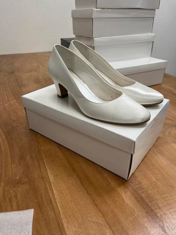 Avalia Shoes Ivory Satin (div maten) beschikbaar voor biedingen