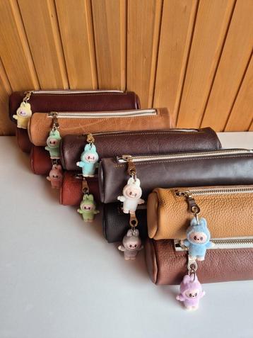 Ronde leren etuis met charm Etweez beschikbaar voor biedingen