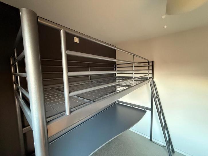 Zo goed als nieuwe IKEA Svarta hoogslaper met bureau, Huis en Inrichting, Slaapkamer | Stapelbedden en Hoogslapers, Zo goed als nieuw