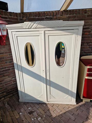 Antieke brocante kast beschikbaar voor biedingen