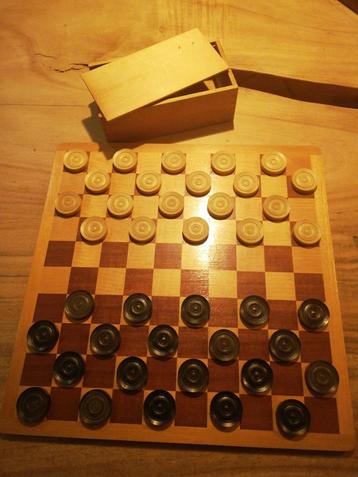 Prachtig houten damspel met houten bord en stenen beschikbaar voor biedingen
