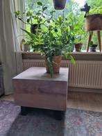 Houten kubus bijzettafel met ijzeren onderstel, Huis en Inrichting, Minder dan 55 cm, Gebruikt, Rond, Hout