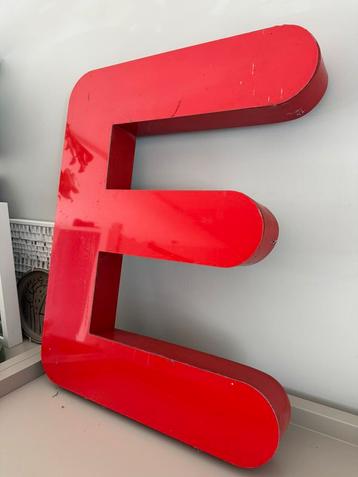 Grote letter E reclame object decoratie beschikbaar voor biedingen