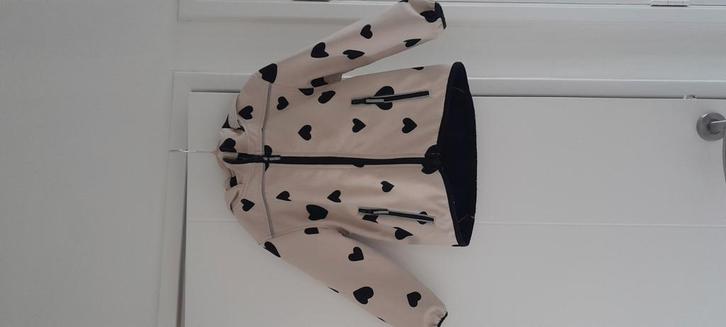 Hartjesjasje softshell, Kinderen en Baby's, Kinderkleding | Maat 104, Zo goed als nieuw, Meisje, Jas, Ophalen of Verzenden